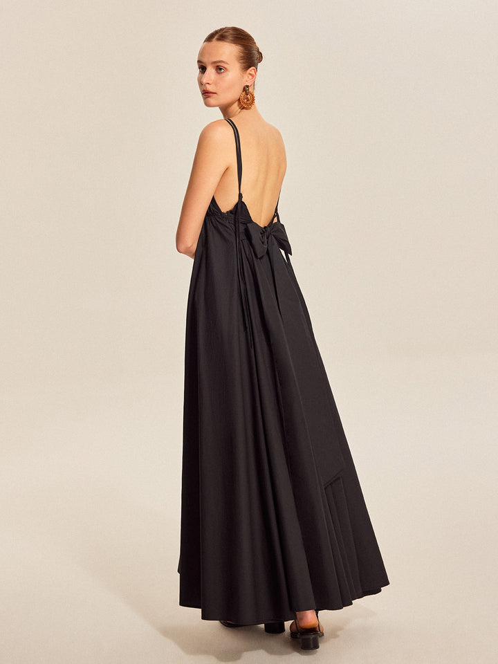 Kleid mit V-Ausschnitt und doppelten Trägern