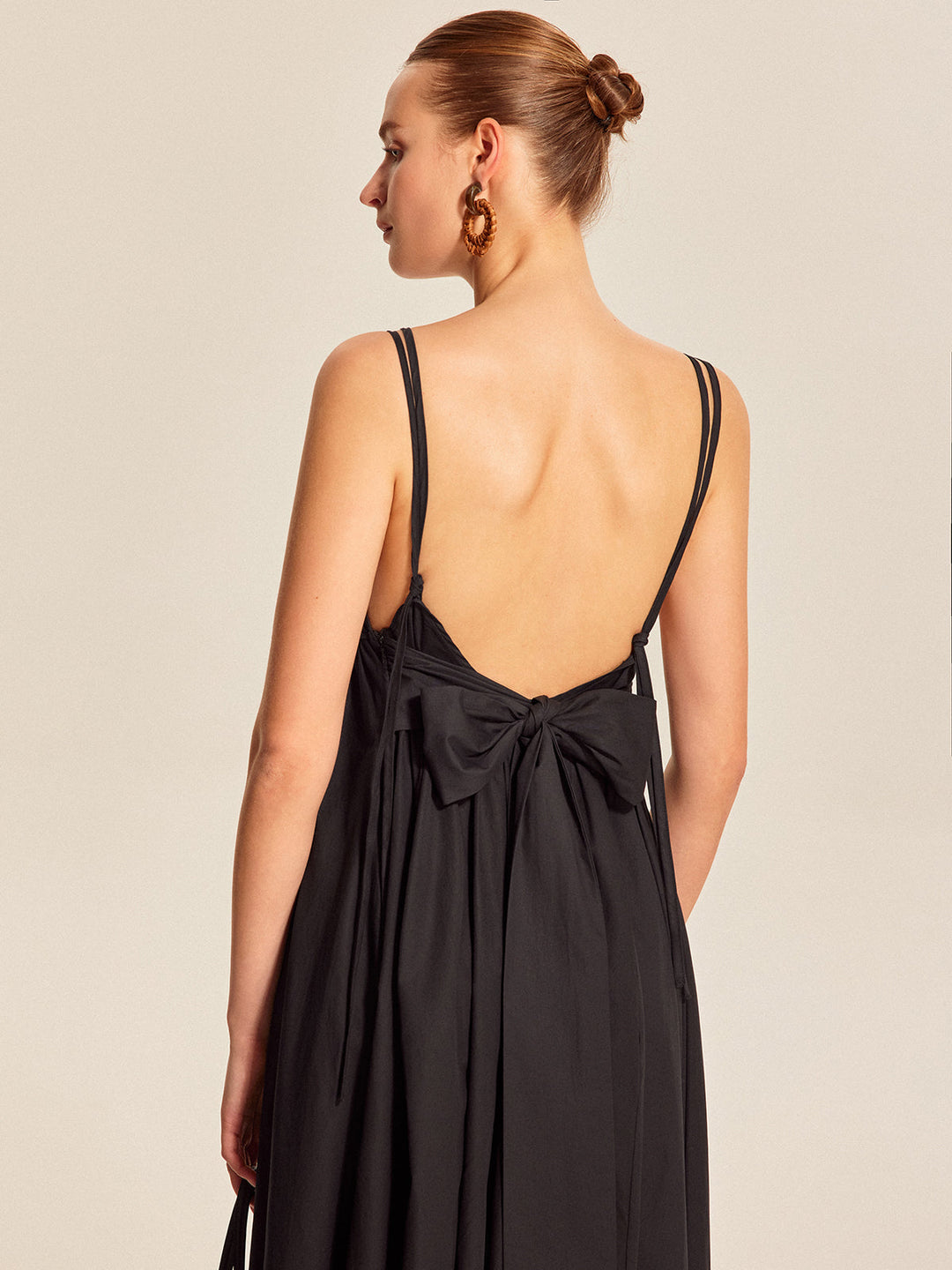 Kleid mit V-Ausschnitt und doppelten Trägern