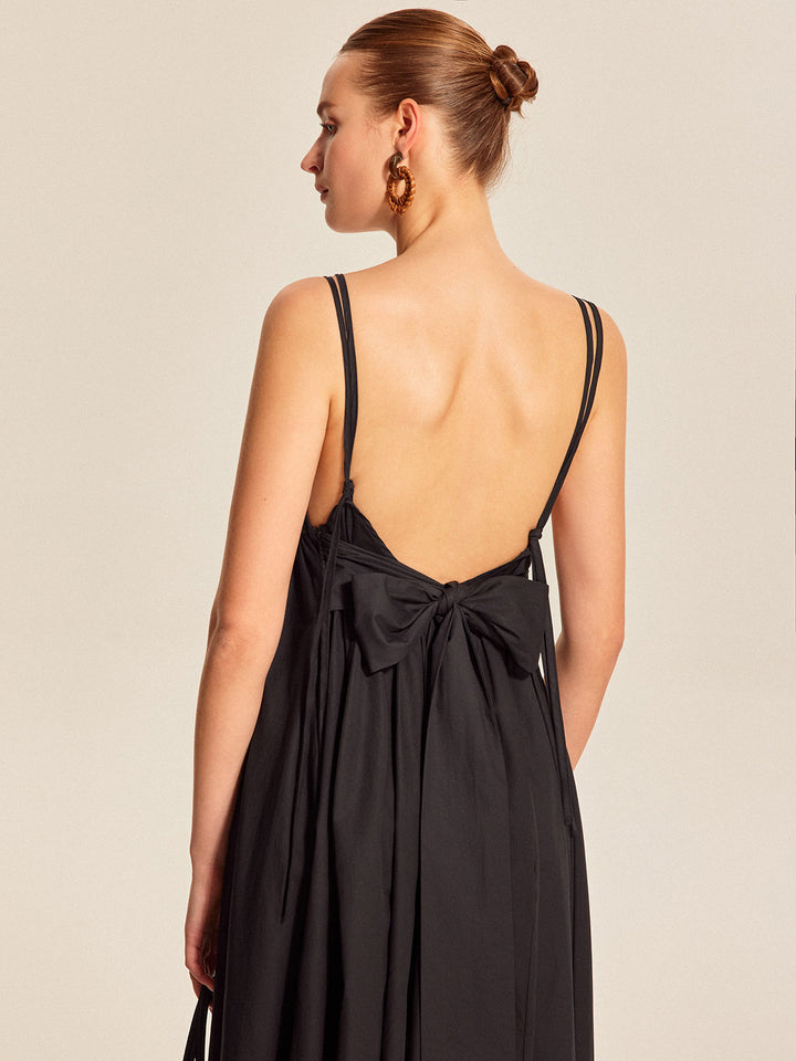 Kleid mit V-Ausschnitt und doppelten Trägern