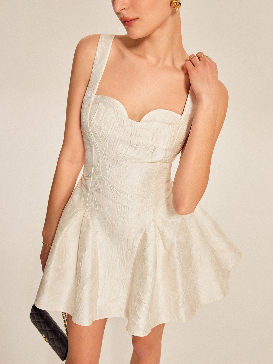 Kleid mit Herzausschnitt und ausgestelltem Rock
