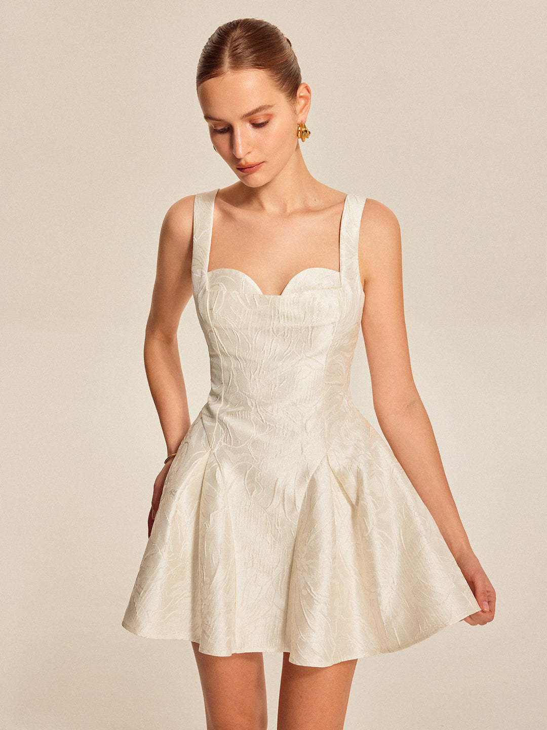 Kleid mit Herzausschnitt und ausgestelltem Rock