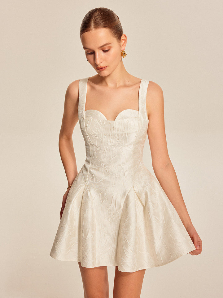 Kleid mit Herzausschnitt und ausgestelltem Rock