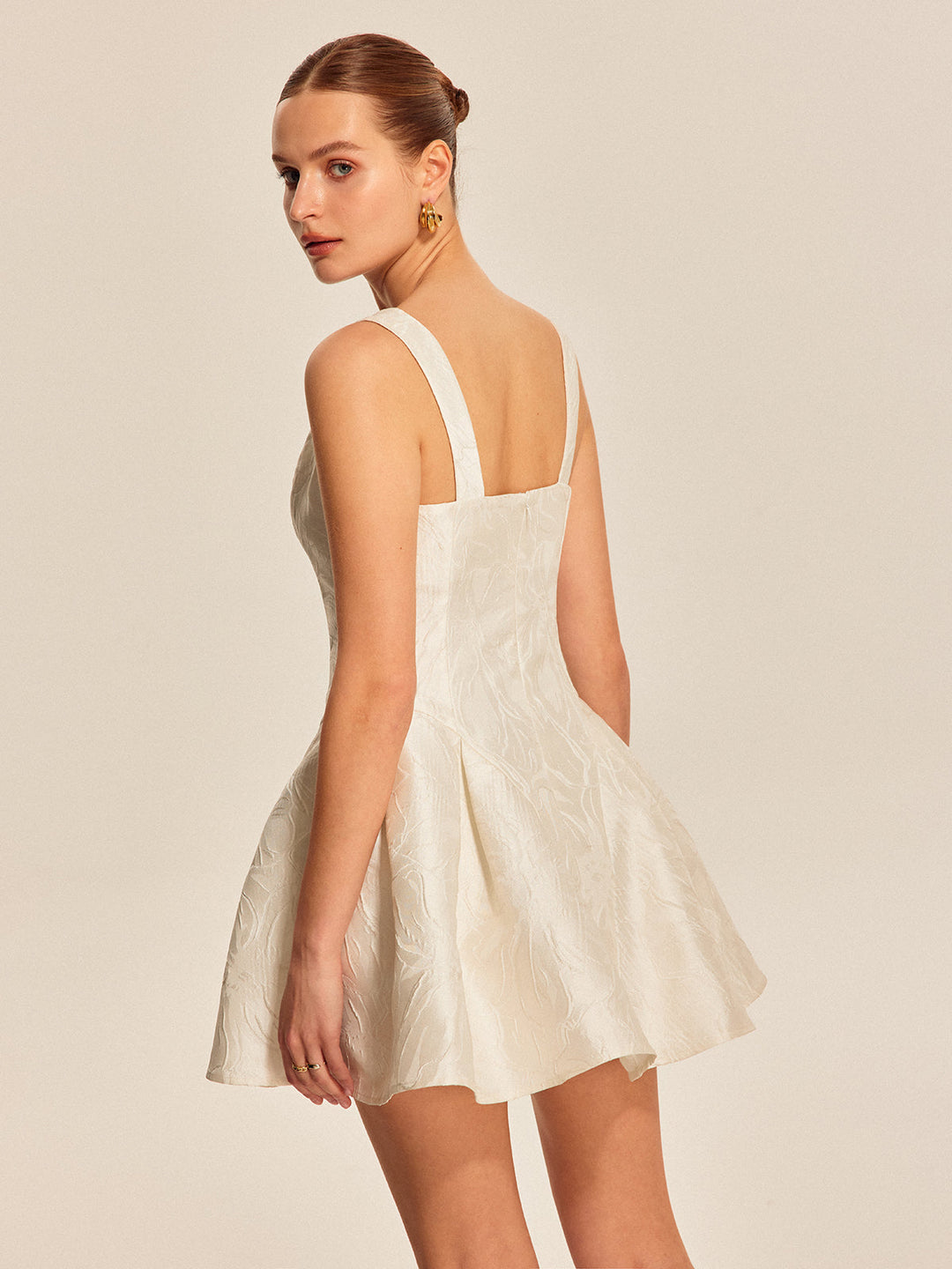 Kleid mit Herzausschnitt und ausgestelltem Rock