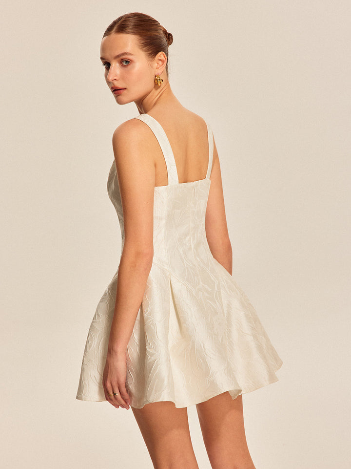 Kleid mit Herzausschnitt und ausgestelltem Rock