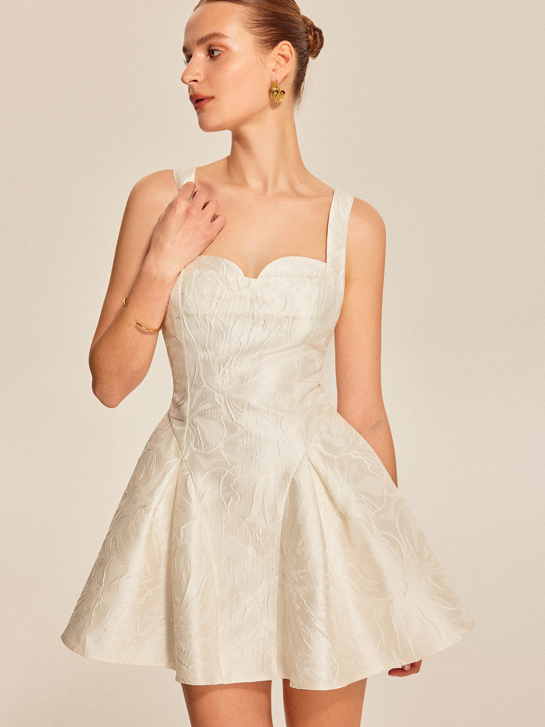 Kleid mit Herzausschnitt und ausgestelltem Rock