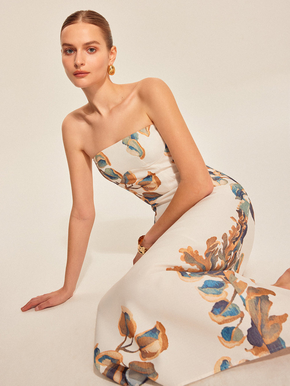 Geblümtes trägerloses Kleid