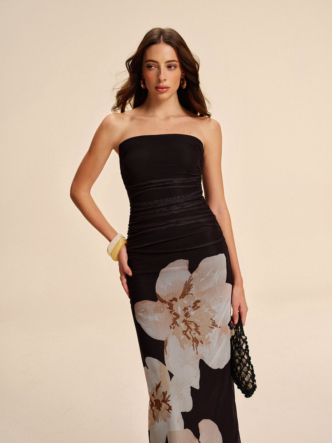 Halbdurchsichtiges trägerloses gerafftes geblümtes Mesh-Kleid
