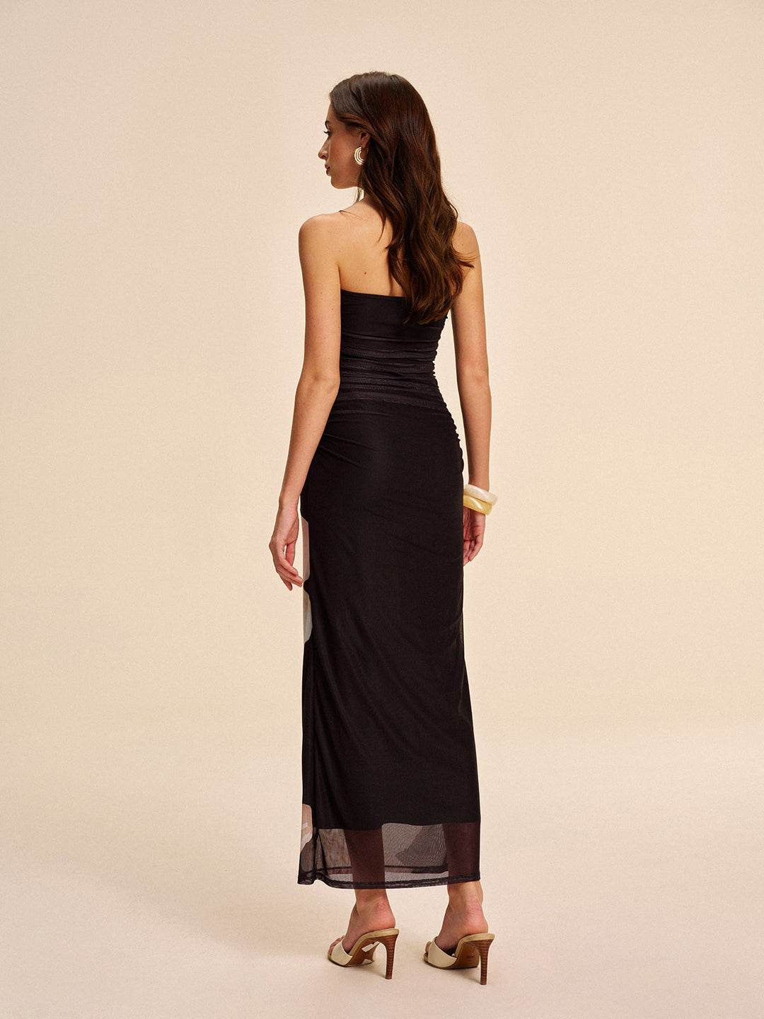 Halbdurchsichtiges trägerloses gerafftes geblümtes Mesh-Kleid