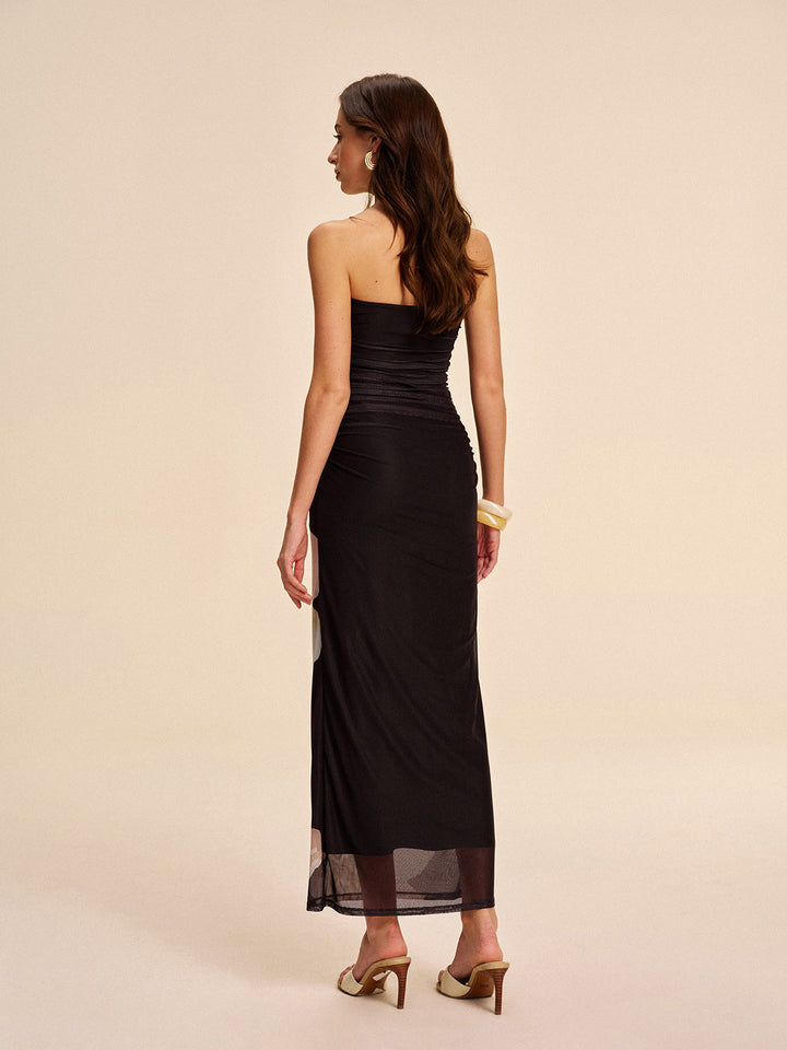 Halbdurchsichtiges trägerloses gerafftes geblümtes Mesh-Kleid