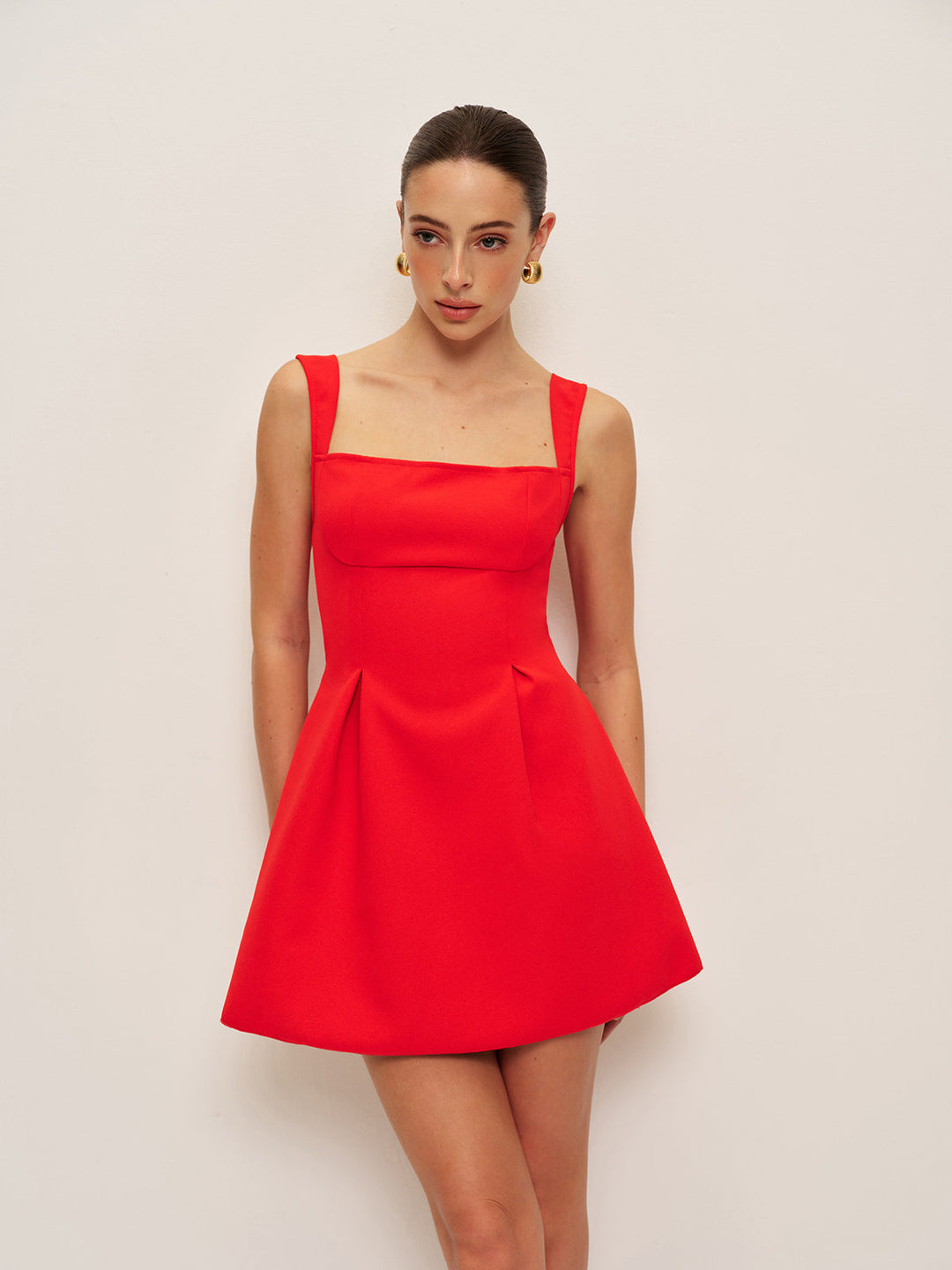 Kleid mit quadratischem Ausschnitt und Rückenschnürung