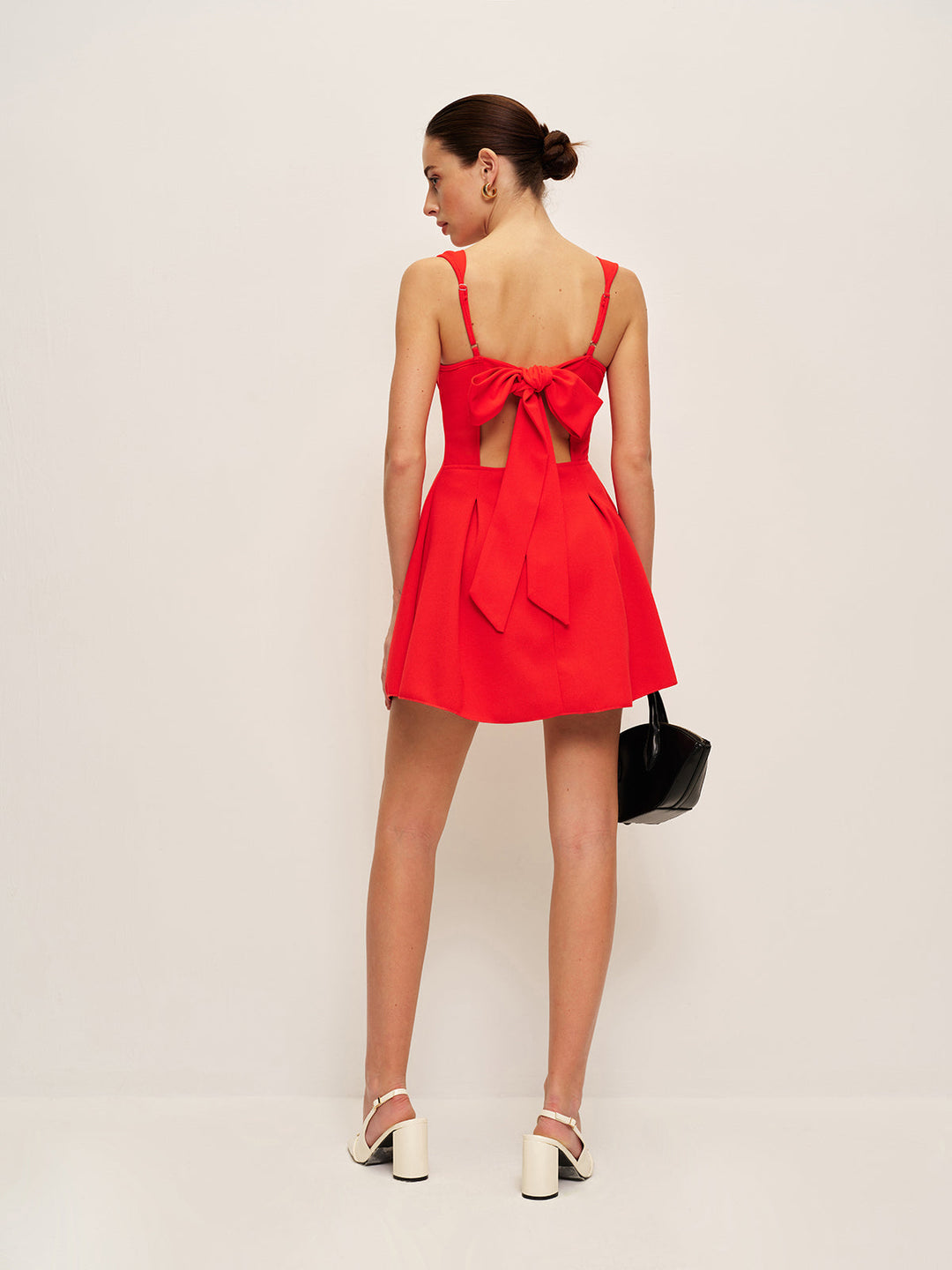 Kleid mit quadratischem Ausschnitt und Rückenschnürung