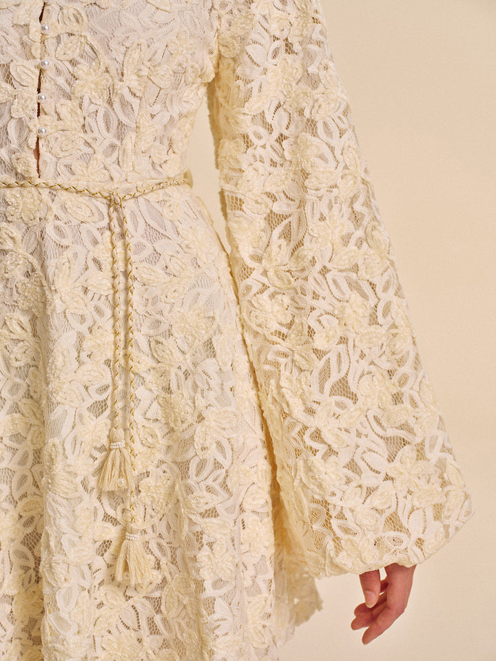 Spitzenkleid mit Glockenärmeln und Gürtel