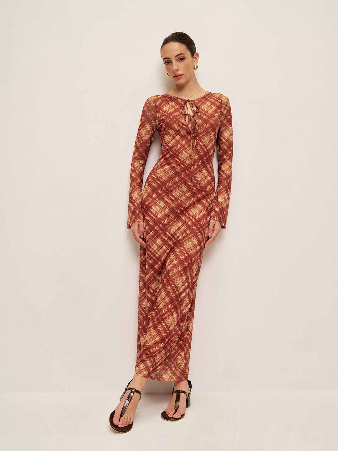 Kleid mit Karomuster und Bindegürtel am Ärmel