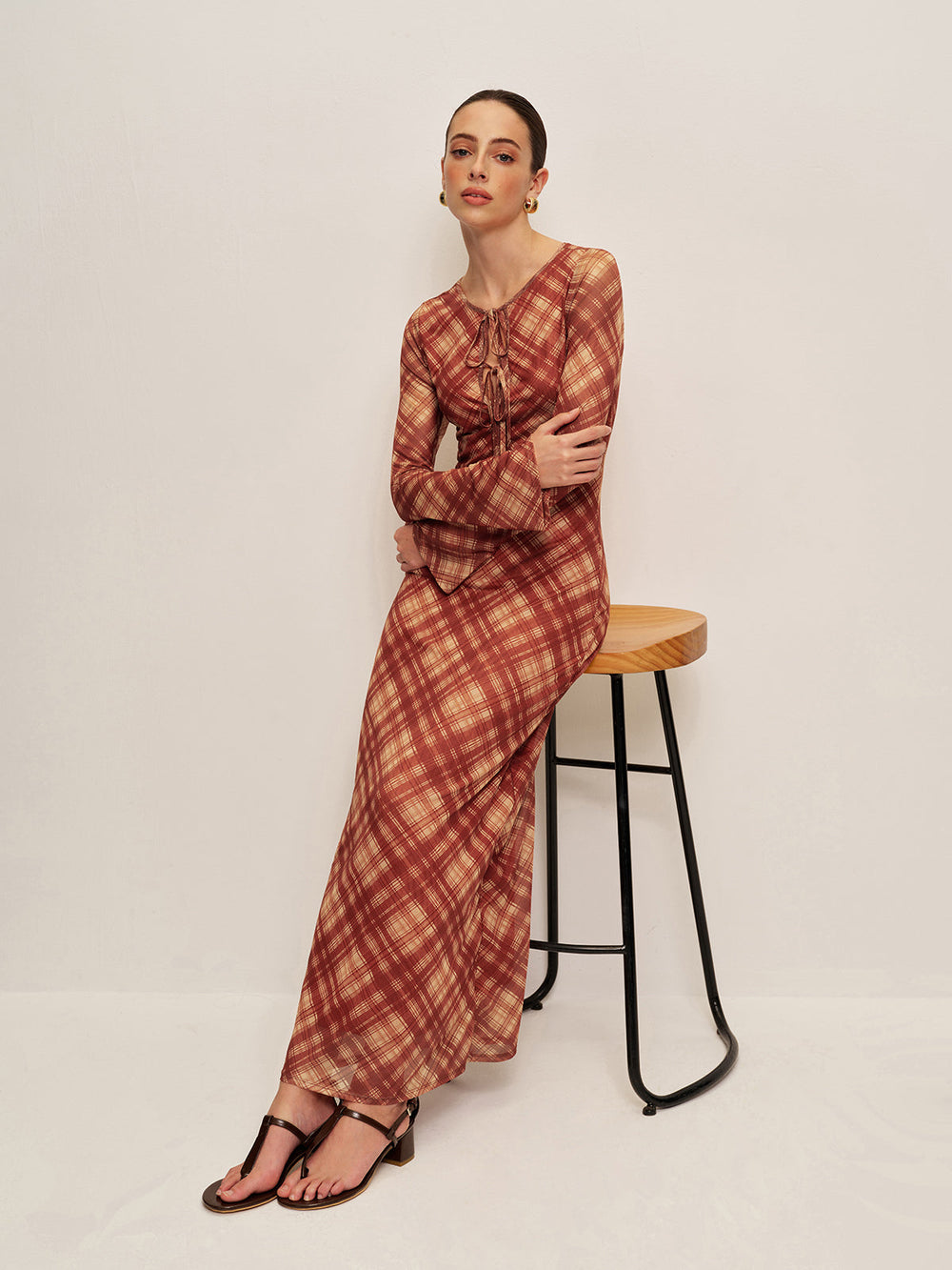 Kleid mit Karomuster und Bindegürtel am Ärmel