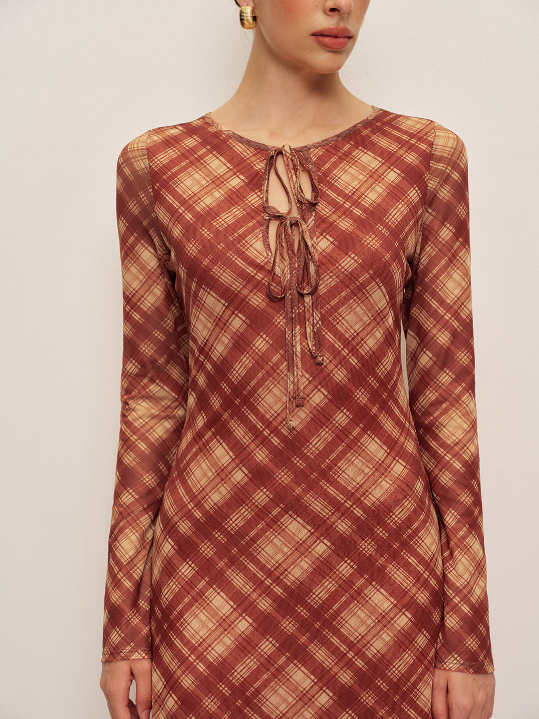 Kleid mit Karomuster und Bindegürtel am Ärmel