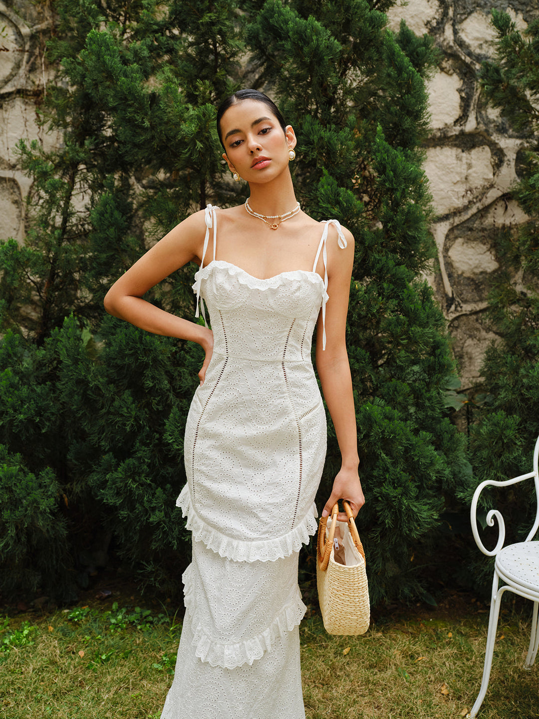 Kleid mit Schnürung, Rüschen und Schlitz