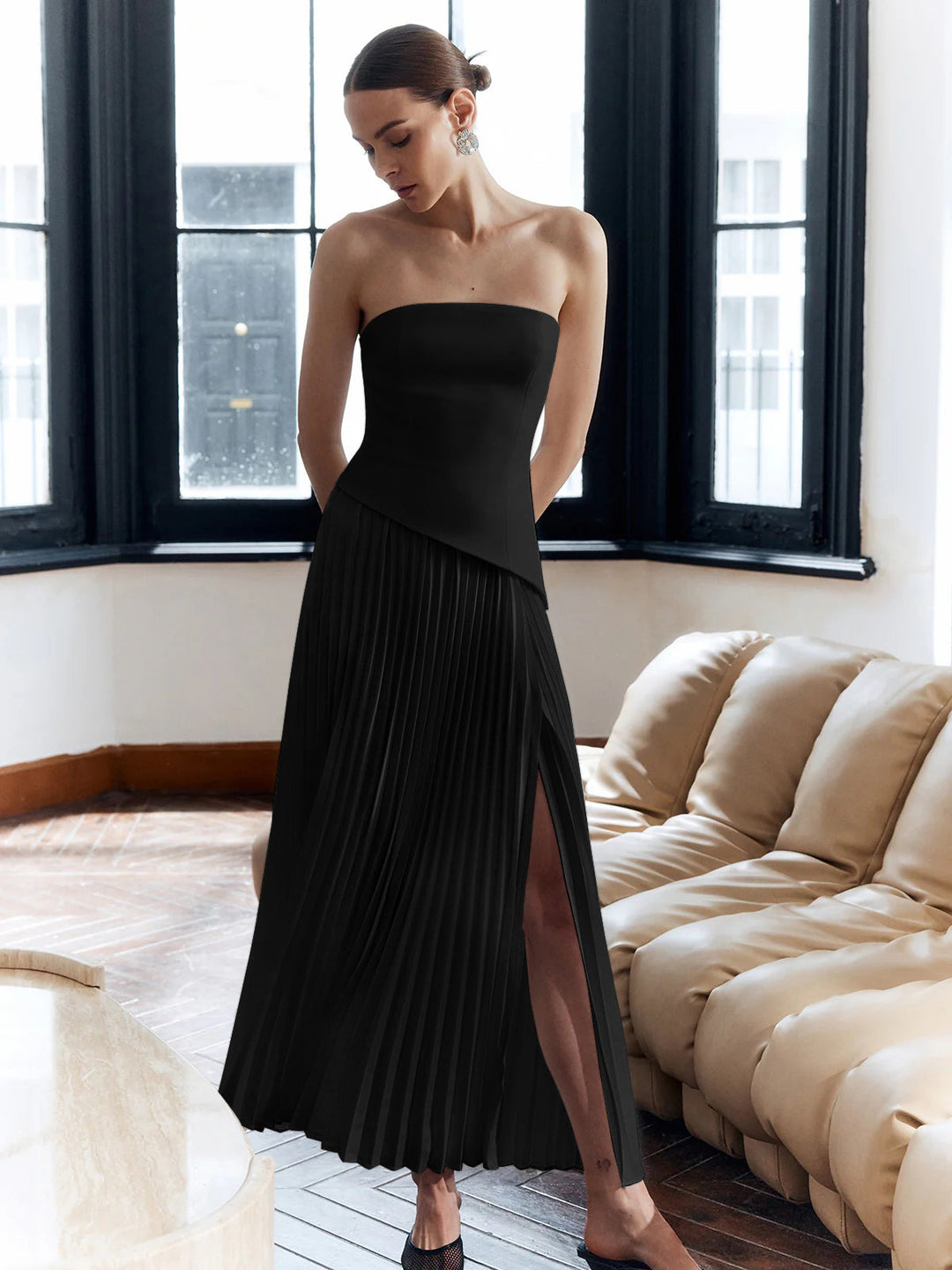 Einfaches Falten-Kleid ohne Träger mit Schlitz