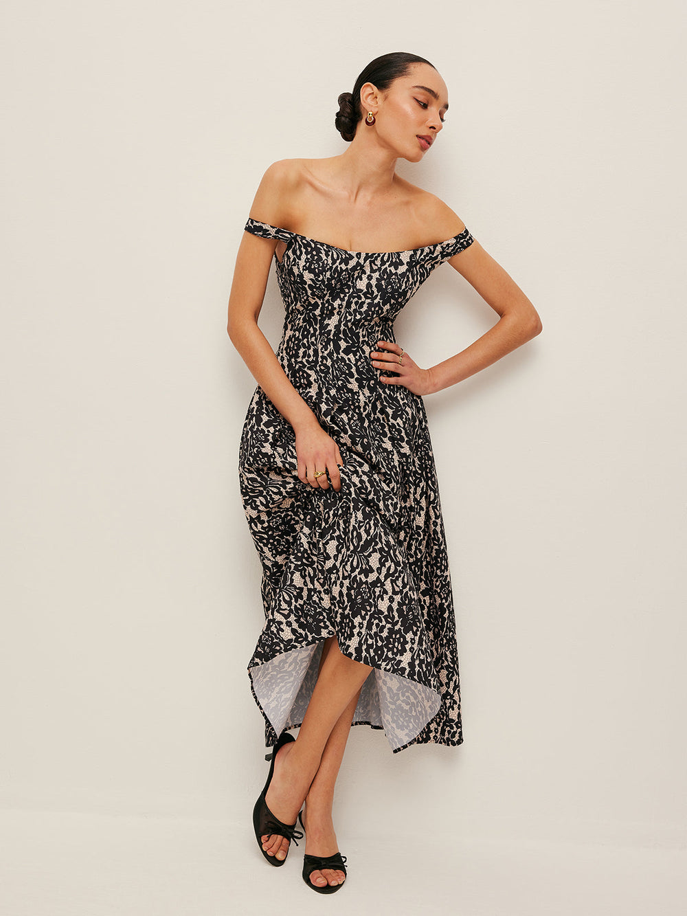 Kleid mit Blumenmuster und Neckholder
