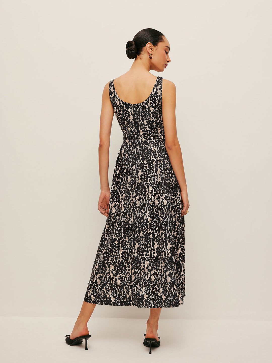 Kleid mit Blumenmuster und Neckholder