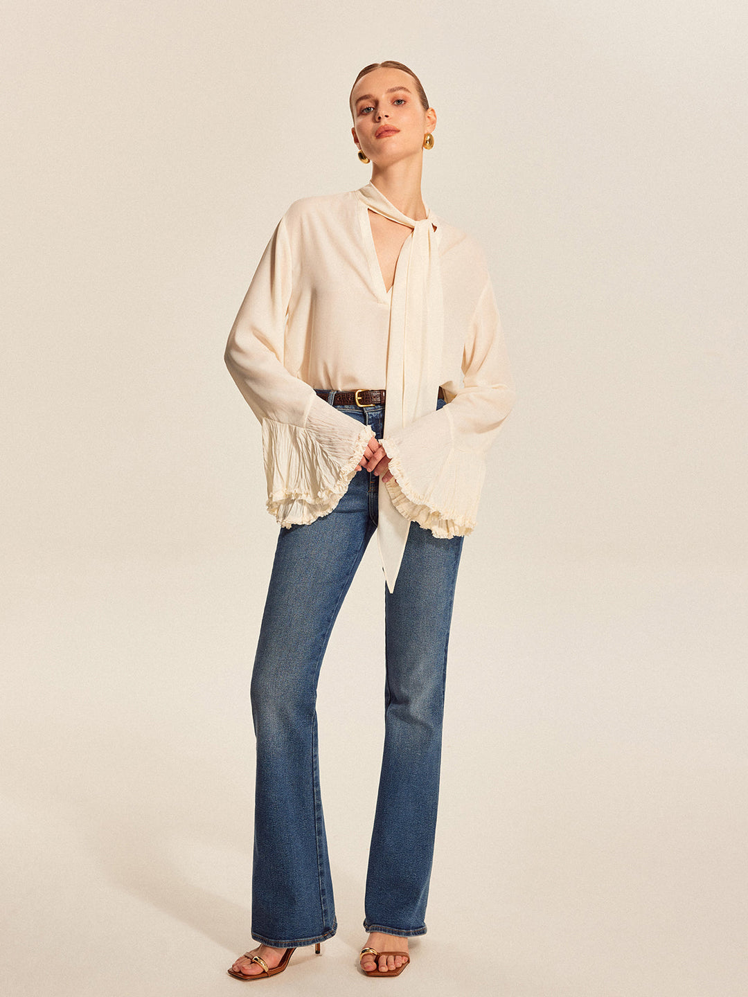 Halbtransparente Bluse mit Schleife und Faltenmanschetten aus Chiffon