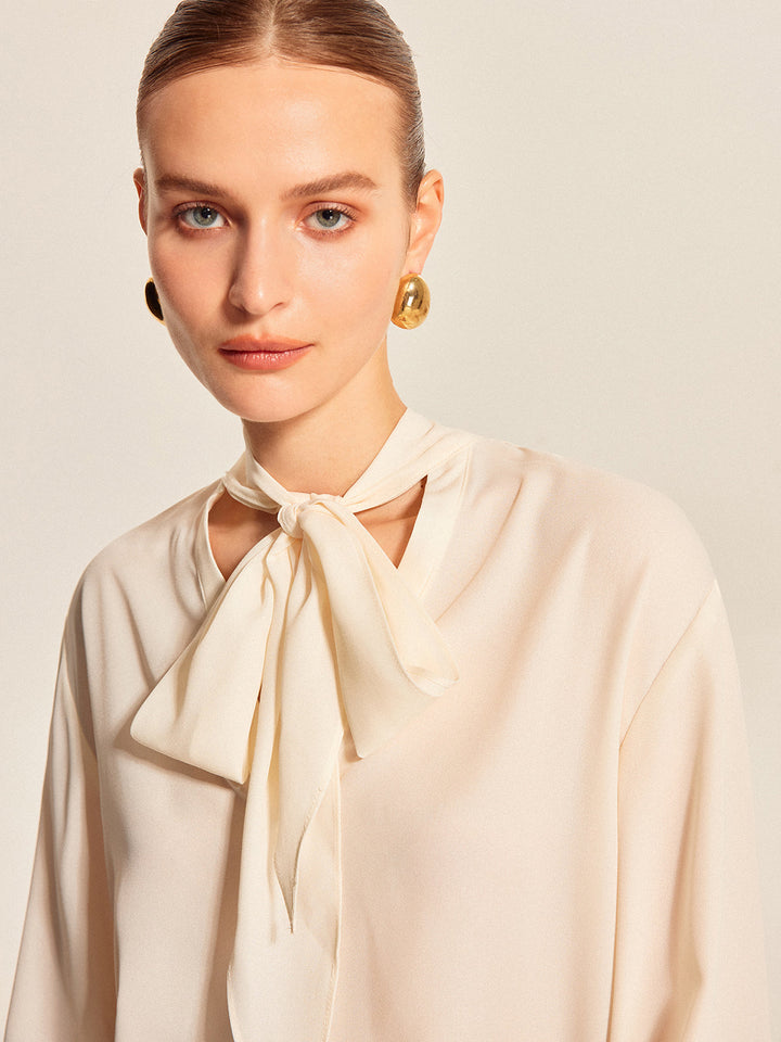 Halbtransparente Bluse mit Schleife und Faltenmanschetten aus Chiffon