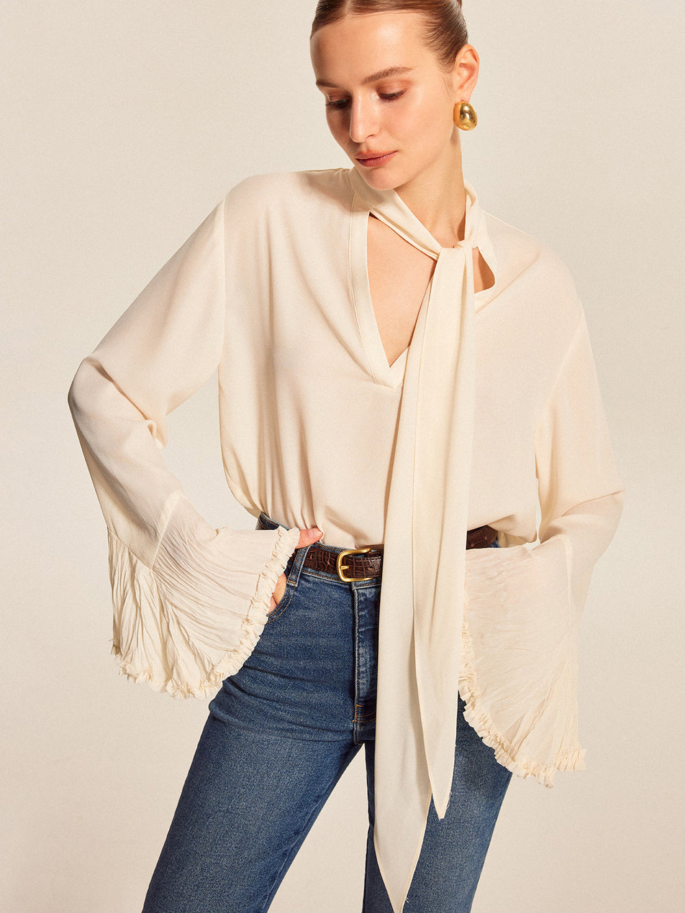Halbtransparente Bluse mit Schleife und Faltenmanschetten aus Chiffon