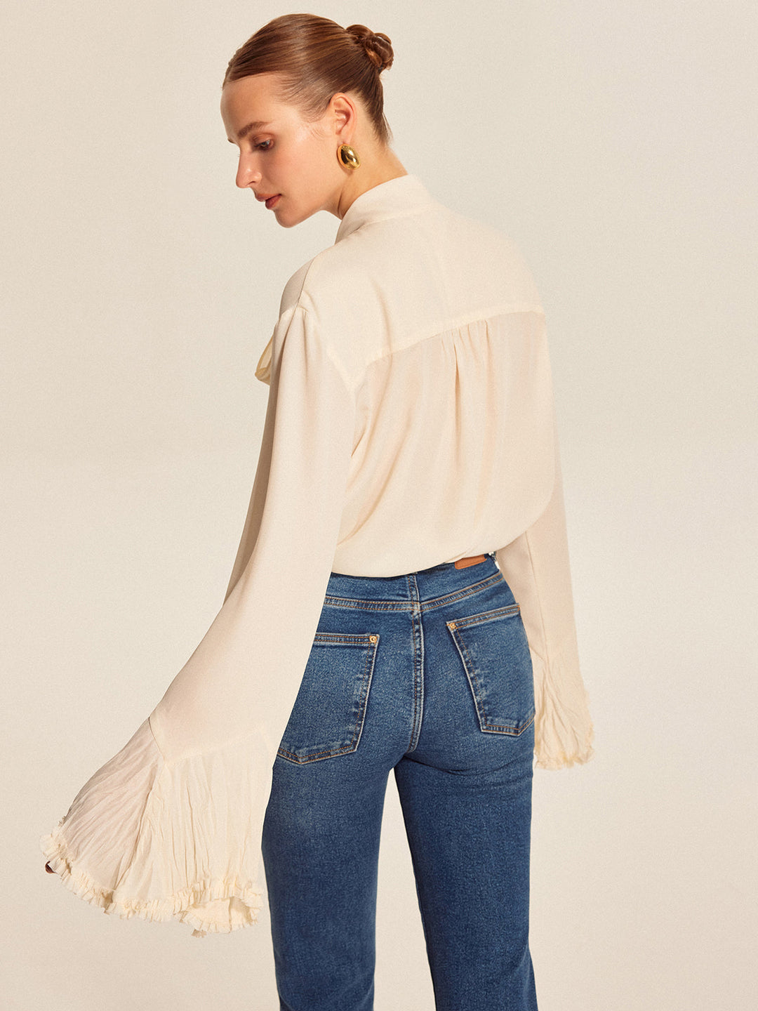 Halbtransparente Bluse mit Schleife und Faltenmanschetten aus Chiffon