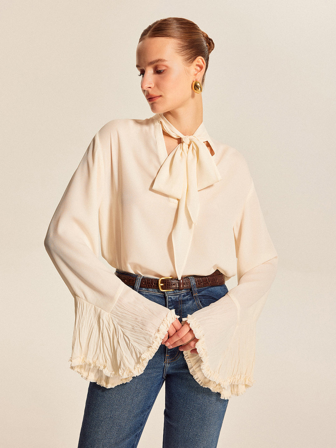 Halbtransparente Bluse mit Schleife und Faltenmanschetten aus Chiffon