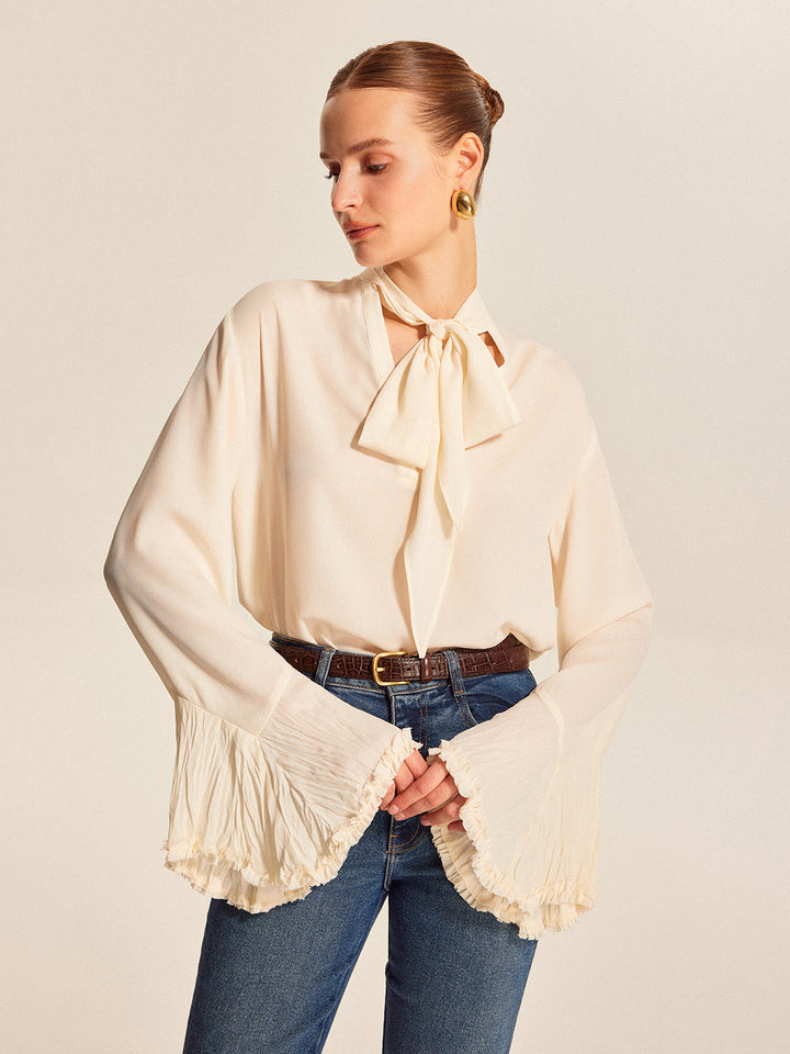 Halbtransparente Bluse mit Schleife und Faltenmanschetten aus Chiffon