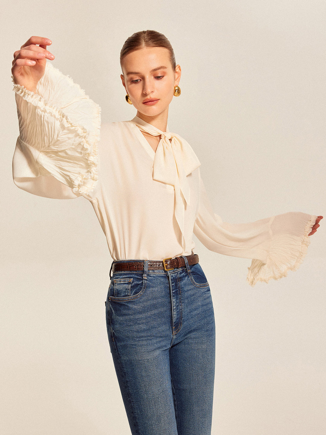 Halbtransparente Bluse mit Schleife und Faltenmanschetten aus Chiffon