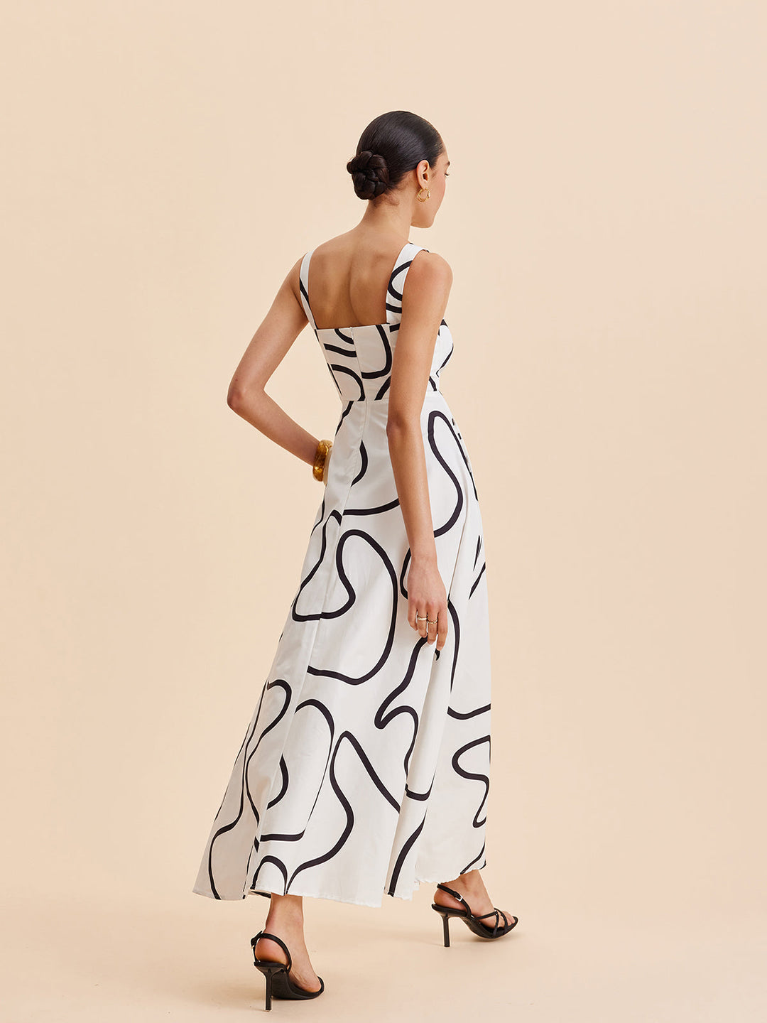 Abstraktes Kleid mit eckigem Trägerausschnitt und Print