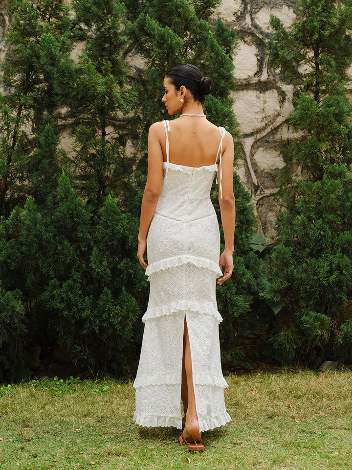 Kleid mit Schnürung, Rüschen und Schlitz