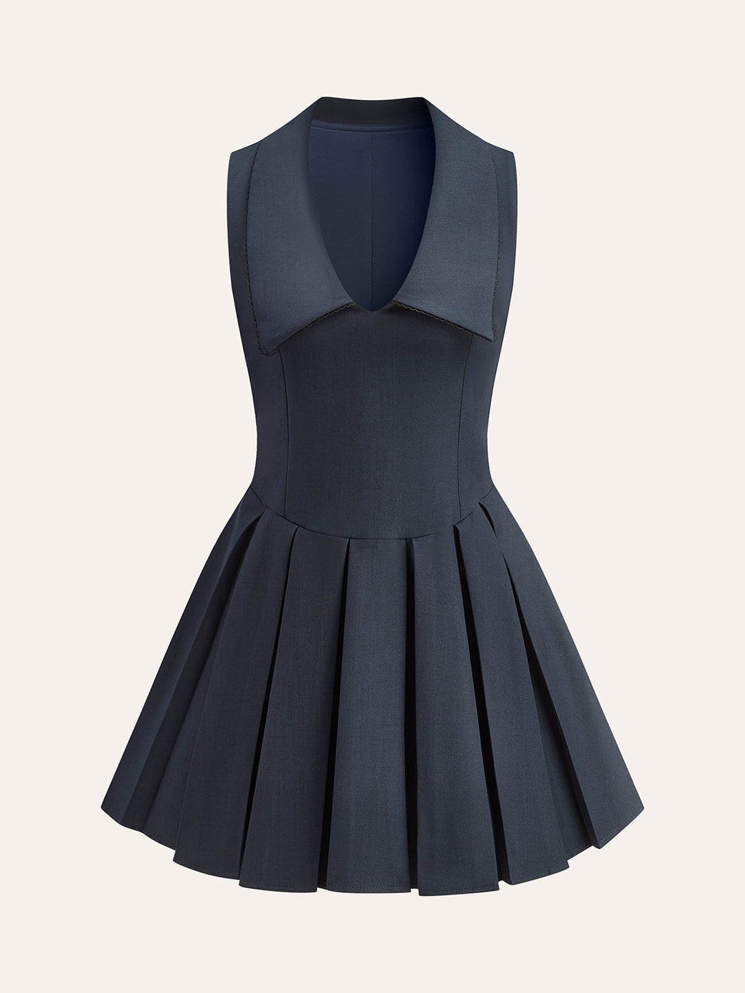 Kleid mit breitem Kragen und Falten