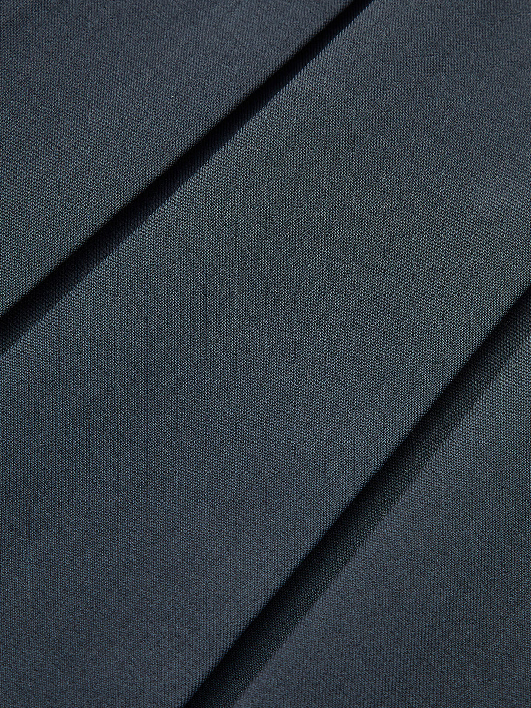 Kleid mit breitem Kragen und Falten
