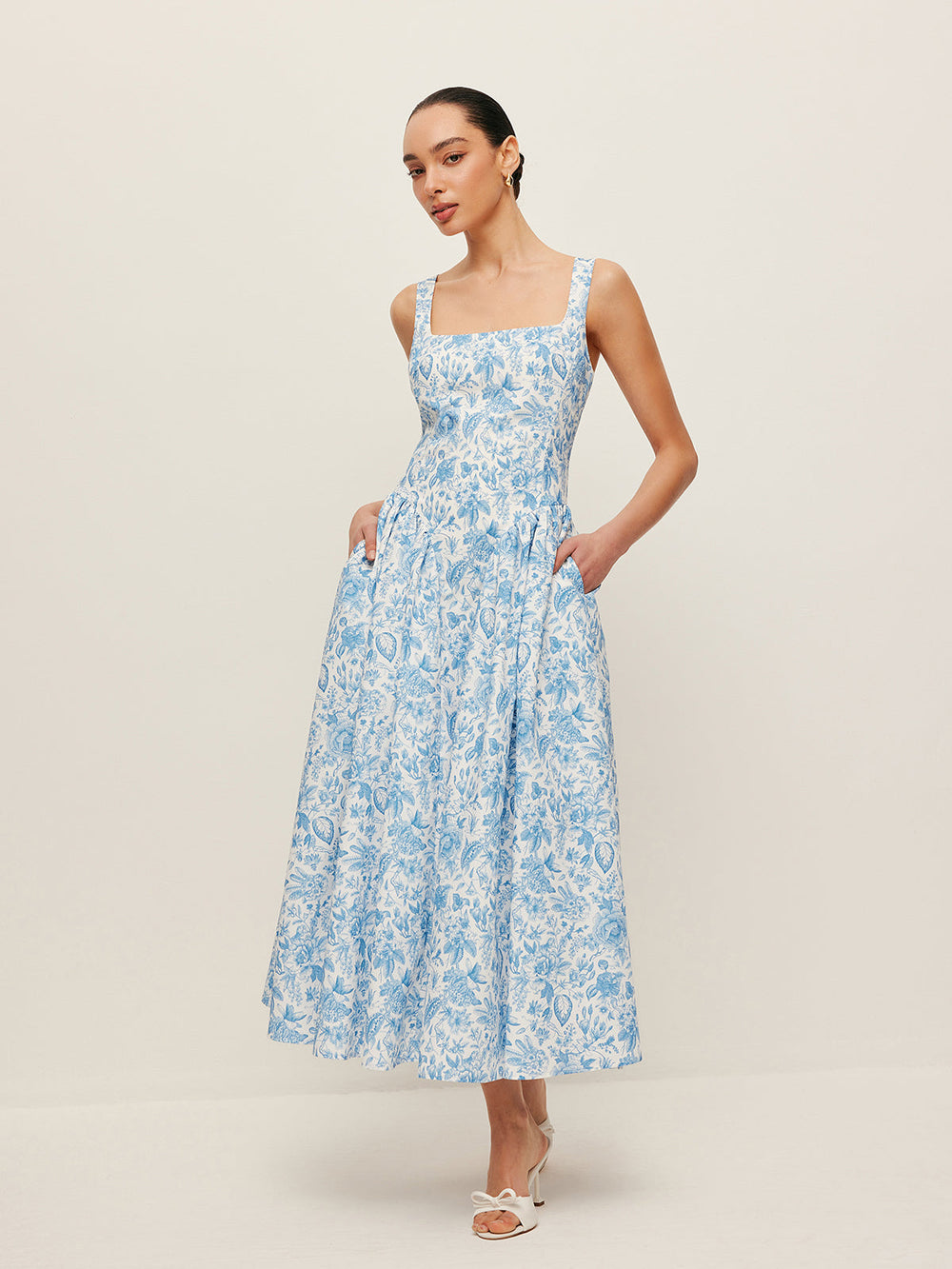 Kleid mit quadratischem Ausschnitt und Taschen
