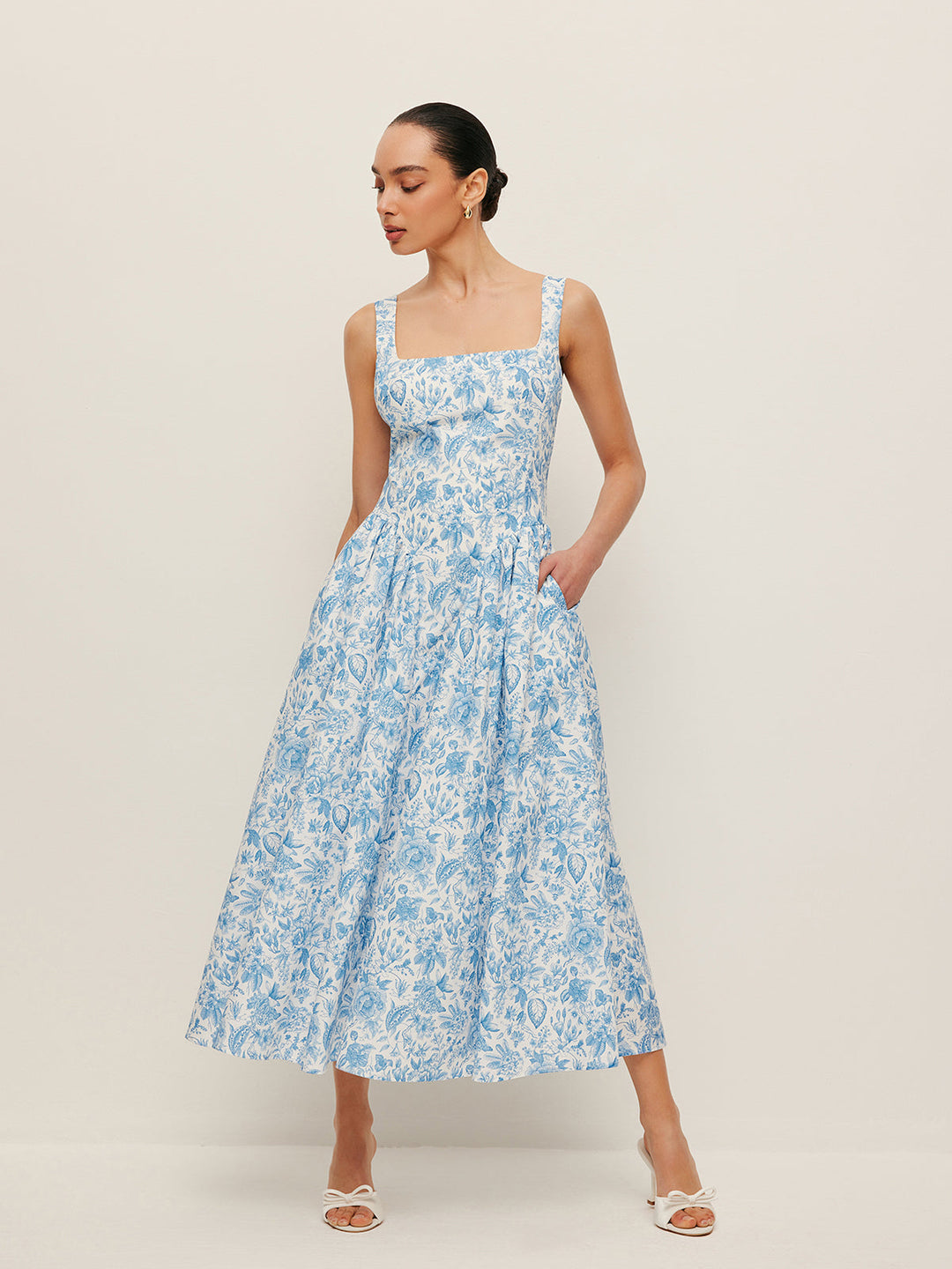 Kleid mit quadratischem Ausschnitt und Taschen