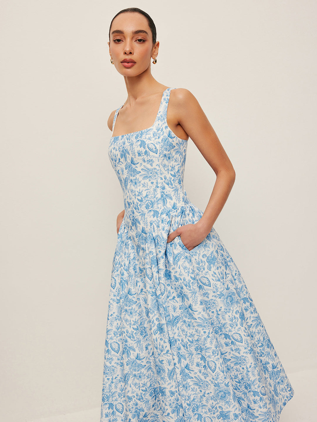 Kleid mit quadratischem Ausschnitt und Taschen