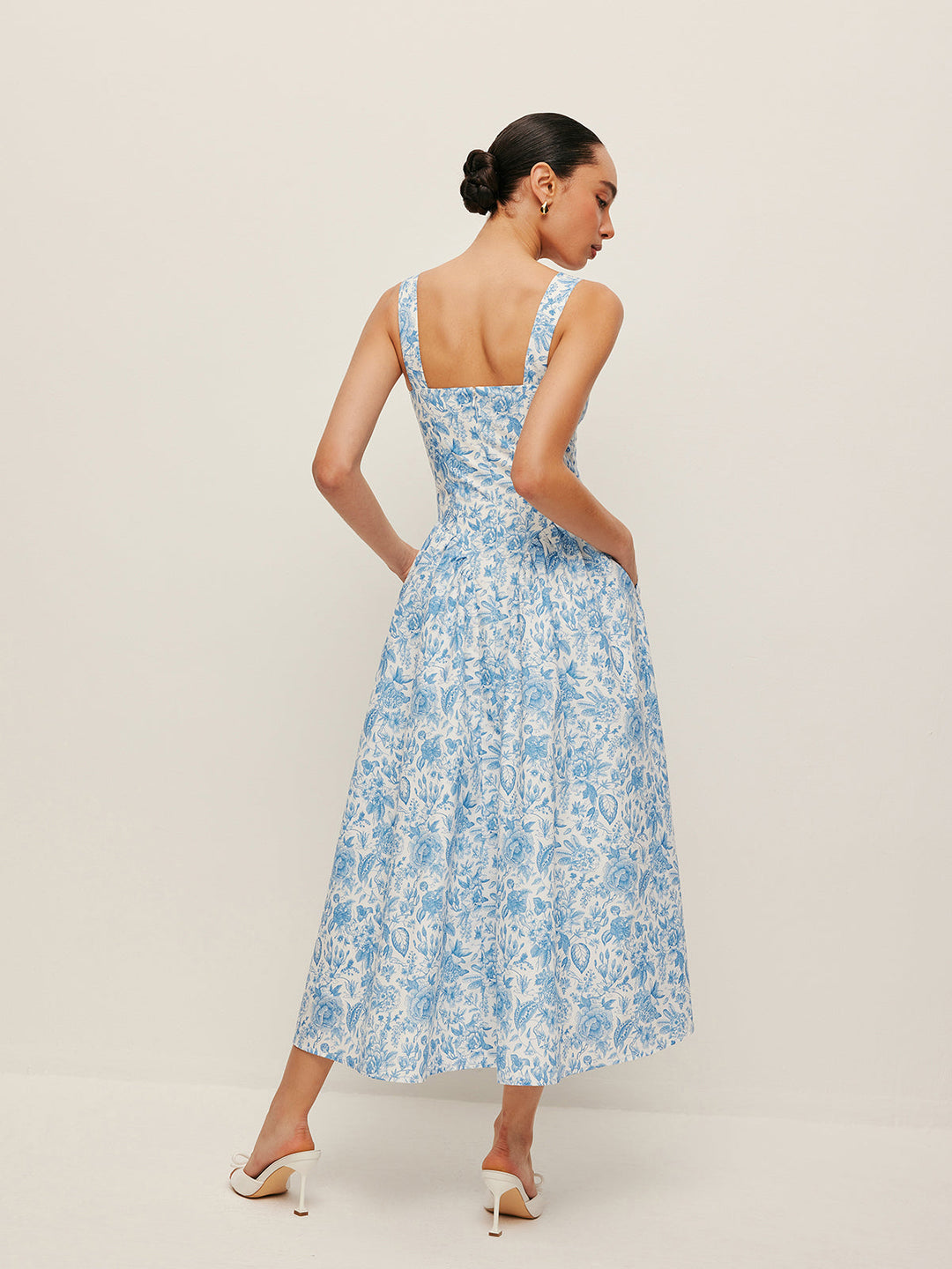 Kleid mit quadratischem Ausschnitt und Taschen