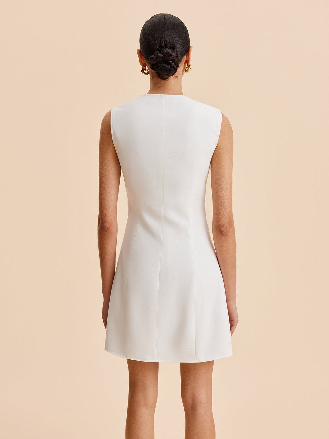 Asymmetrisches ärmelloses Kleid mit Knopfleiste