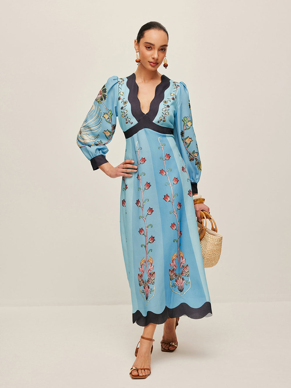 Kleid mit offenem Rücken und Puffärmeln und Blumenmuster