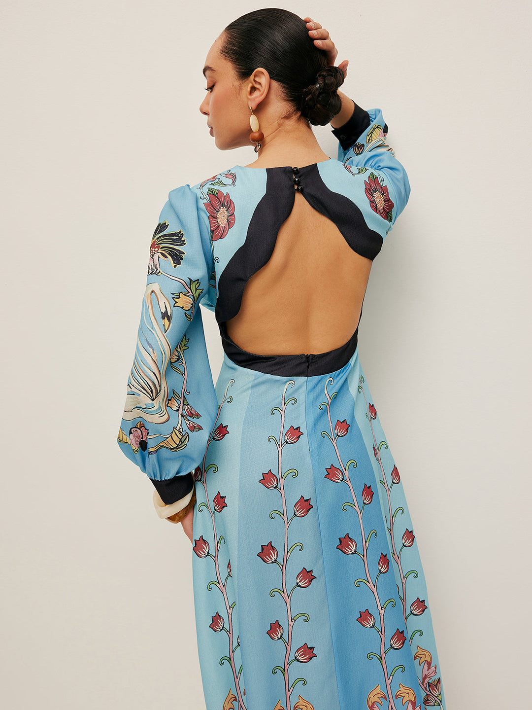 Kleid mit offenem Rücken und Puffärmeln und Blumenmuster