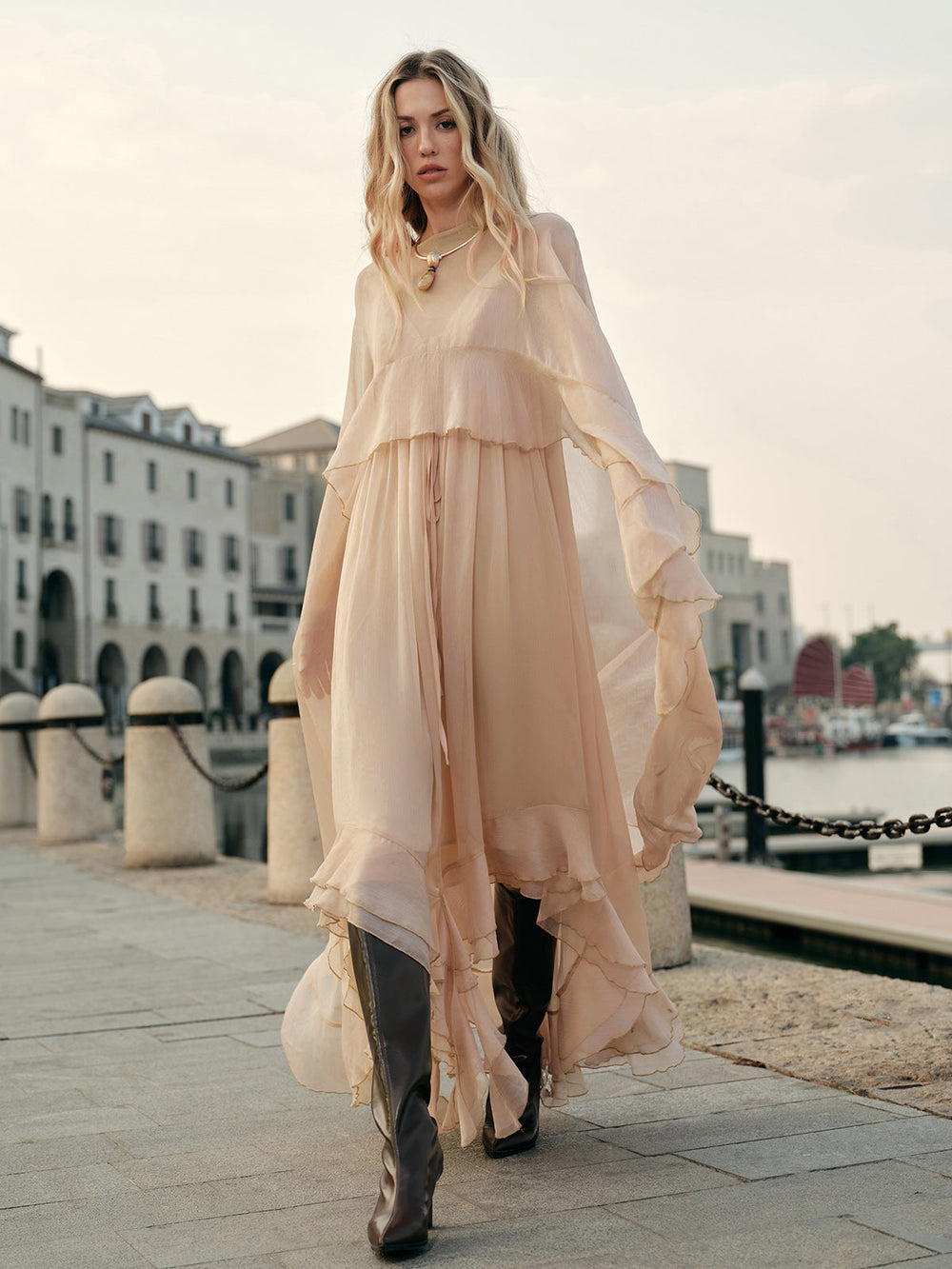 Halbdurchsichtiges Chiffon-Kleid mit Umhang