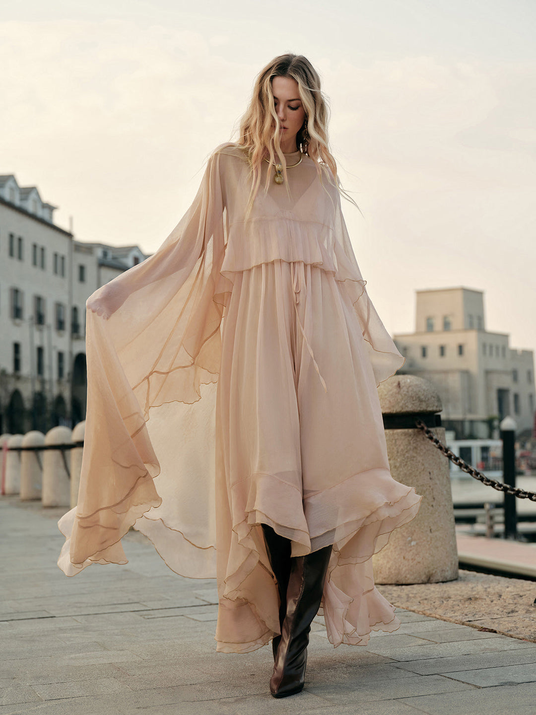 Halbdurchsichtiges Chiffon-Kleid mit Umhang