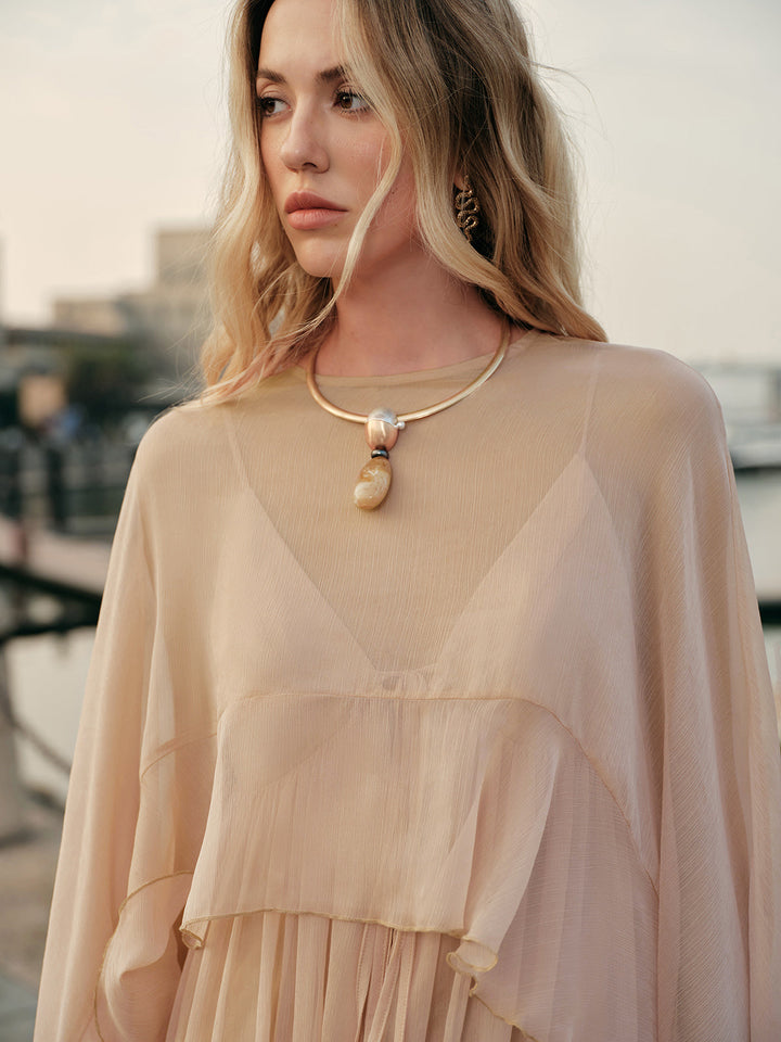 Halbdurchsichtiges Chiffon-Kleid mit Umhang