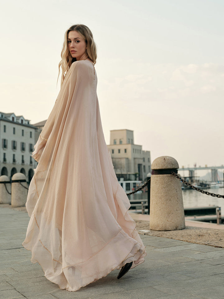 Halbdurchsichtiges Chiffon-Kleid mit Umhang
