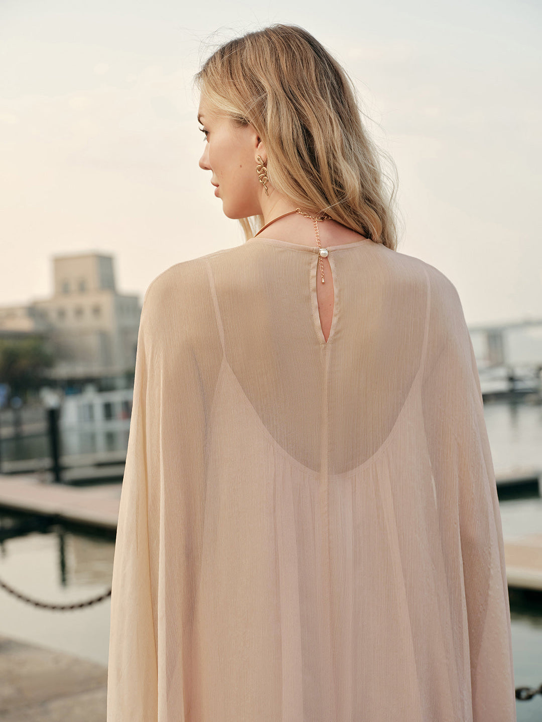 Halbdurchsichtiges Chiffon-Kleid mit Umhang