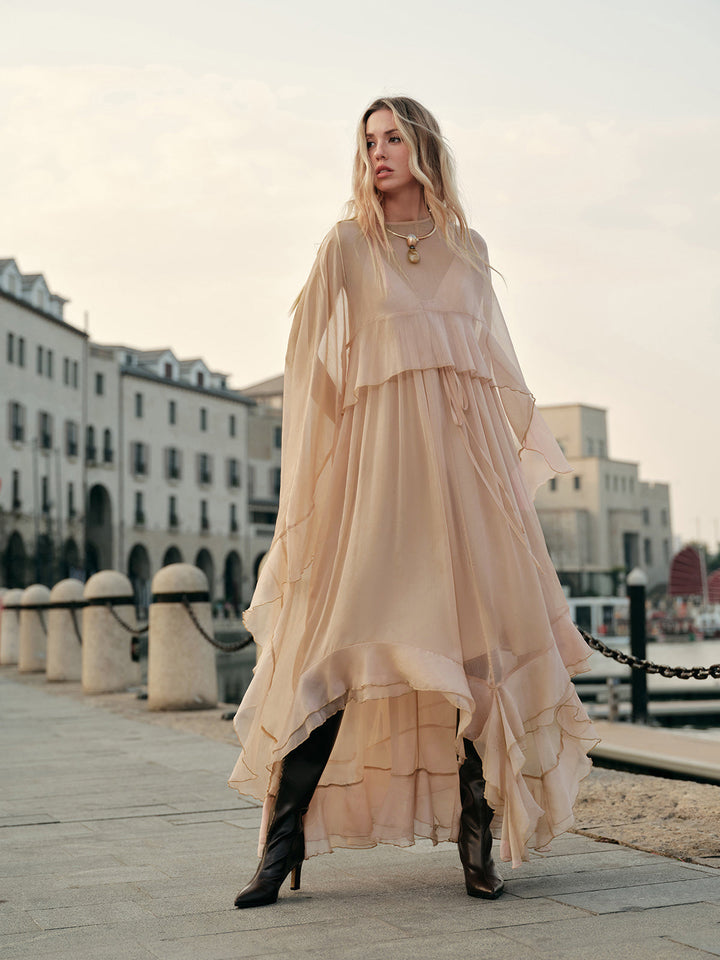 Halbdurchsichtiges Chiffon-Kleid mit Umhang