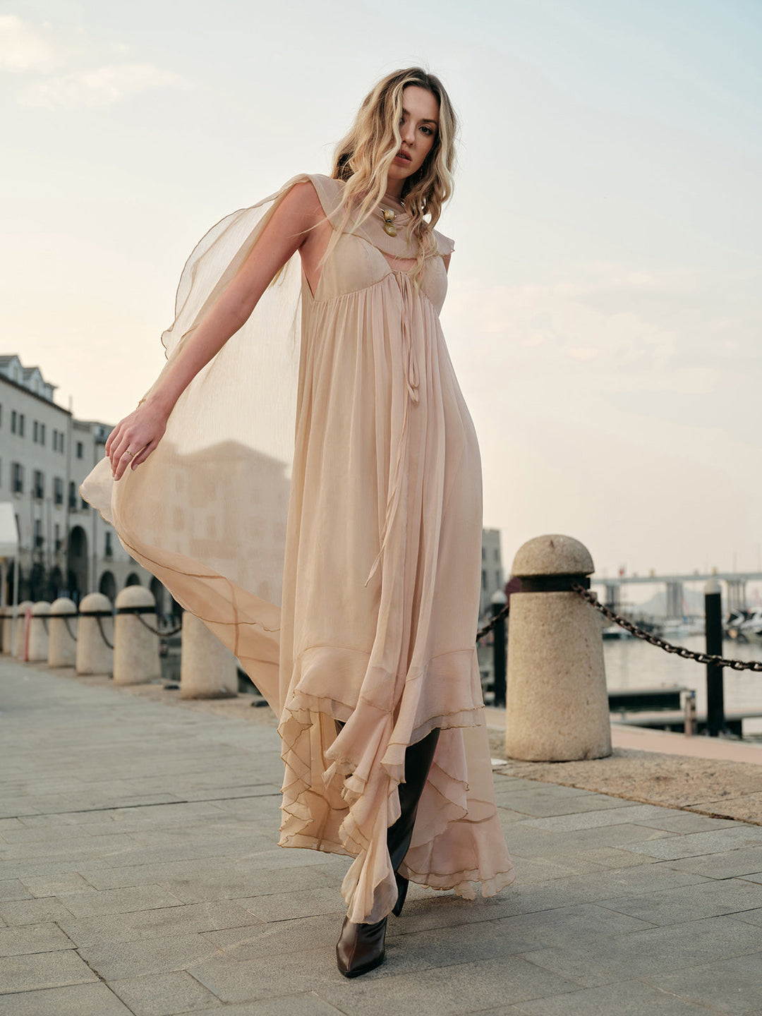 Halbdurchsichtiges Chiffon-Kleid mit Umhang