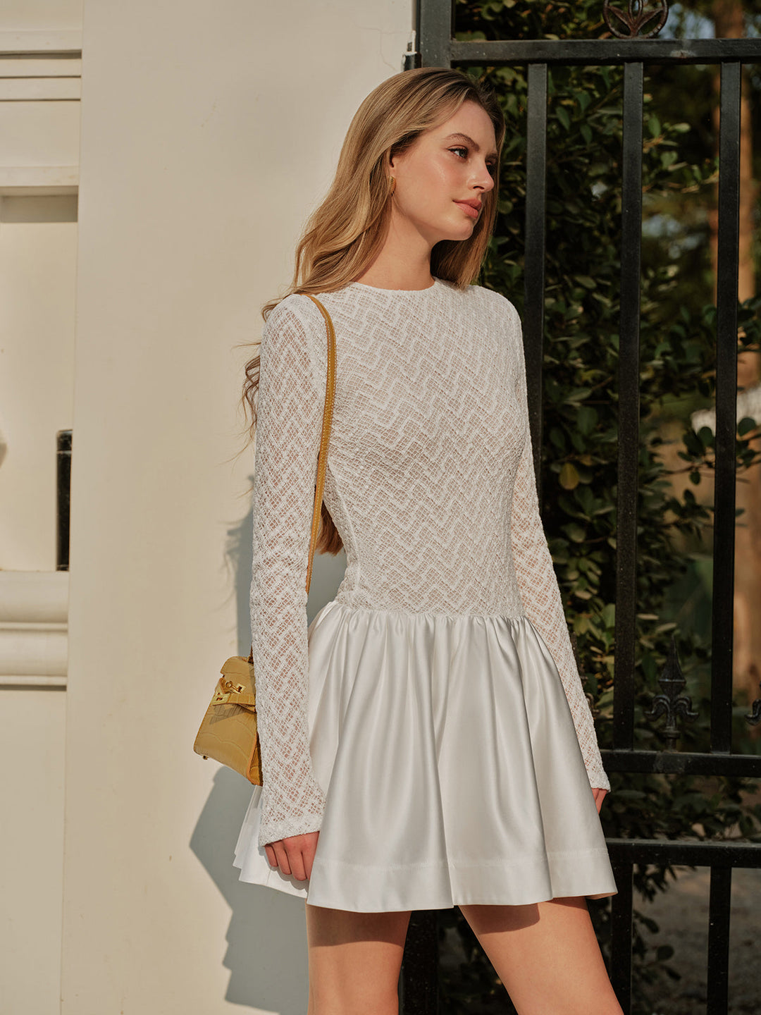 Langarmkleid aus halbtransparentem Satin mit Spitzenbesatz