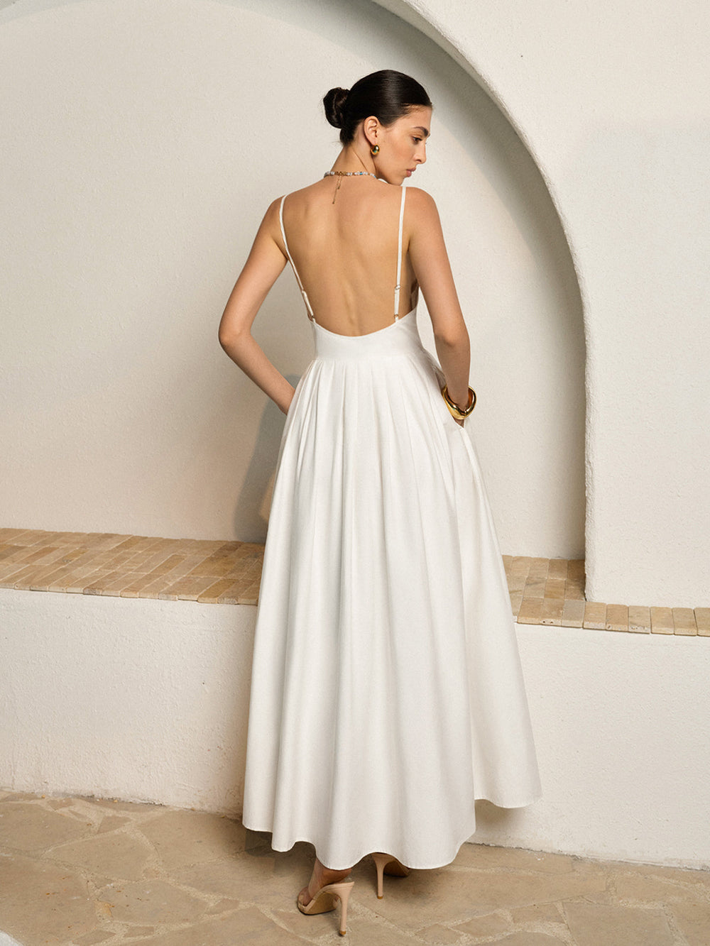 Rückenfreies Kleid mit Spaghettiträgern und Falten